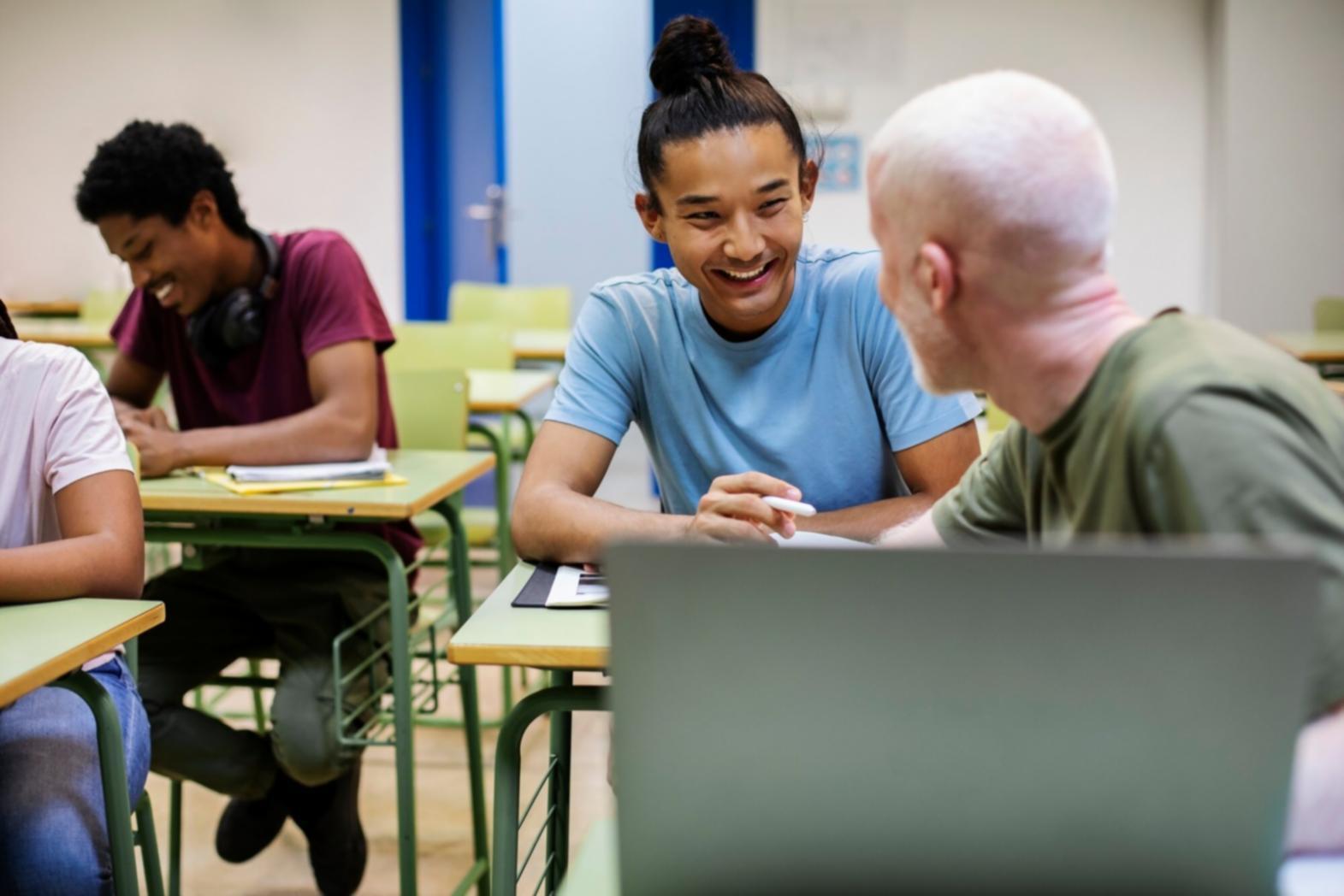Estudiantes trabajando en planificación financiera
